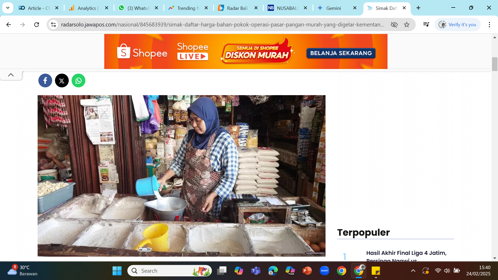 Pedagang beras melayani pembeli di pasar. Operasi pasar ditargetkan menurunkan harga beras menjadi Rp 12 ribu per kg.