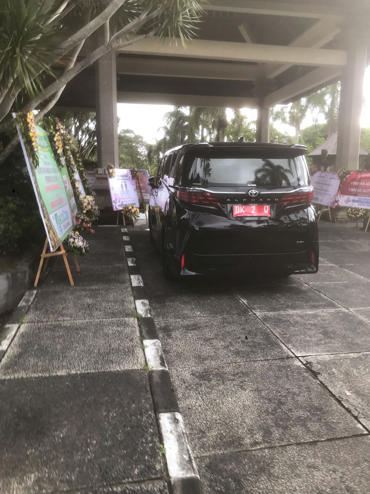 KENDARAAN DINAS: Kendaraan dinas  yang digunakan sementara oleh Wakil Bupati Badung di Puspem Badung.