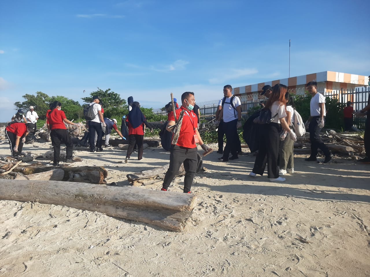 PIMPIN AKSI: Branch Manager PT Angkasa Pura Supports (APS), Djoko Satyo Pembudi, memimpin langsung aksi bersih-bersih pantai Kelan di sisi selatan bandara I Gusti Ngurah Rai, Selasa 25 Februari 2025.