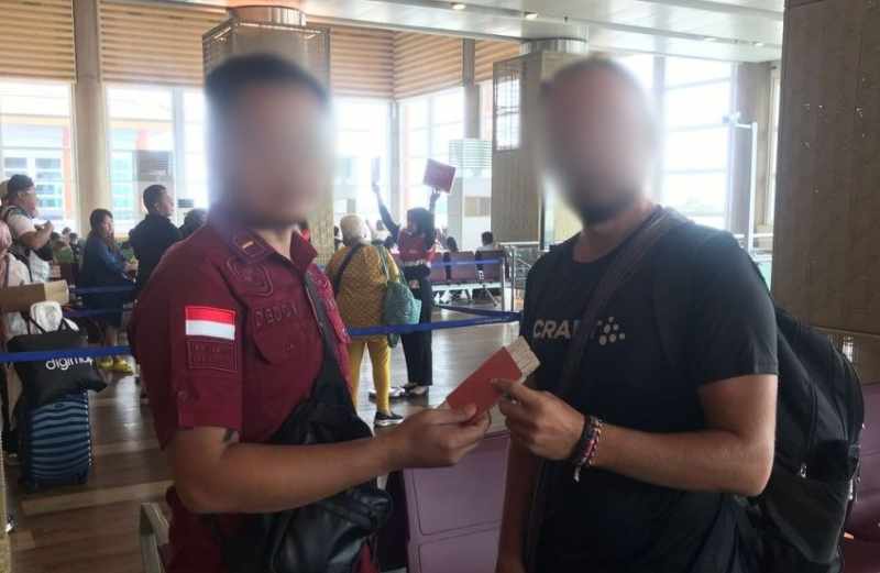 DIDEPORTASI: Warga Norwegia berinisial BG  diusir dari Indonesia karena melanggar aturan pendakian Gunung Agung. Kepulangannya didampingi dan dijaga ketat Imigrasi Singaraja.(Foto: Imigrasi Singaraja)