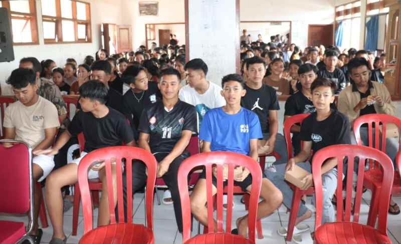 PENDEKATAN KE ANAK MUDA : Polres Buleleng memberikan penyuluhan terkait bahaya narkotika dan tertib berlalu lintas di Desa Sidetapa.( Foto: Polres Buleleng untuk Radar Bali)