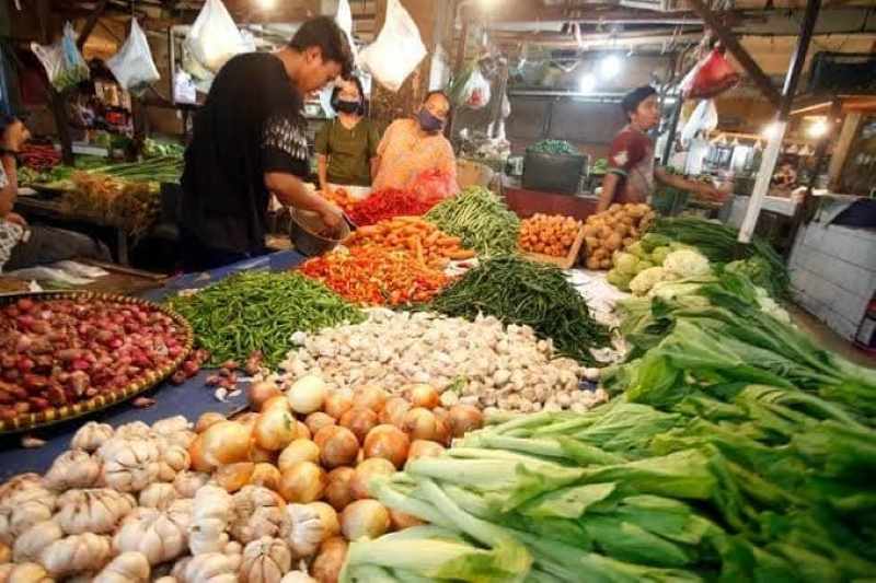 HARGA MULAI MELEJIT : Suasana aktivitas jual beli di Pasar Tabanan, salah satunya cabai alami kenaikan jelang bulan Ramadhan.  (juliadi/radar bali)