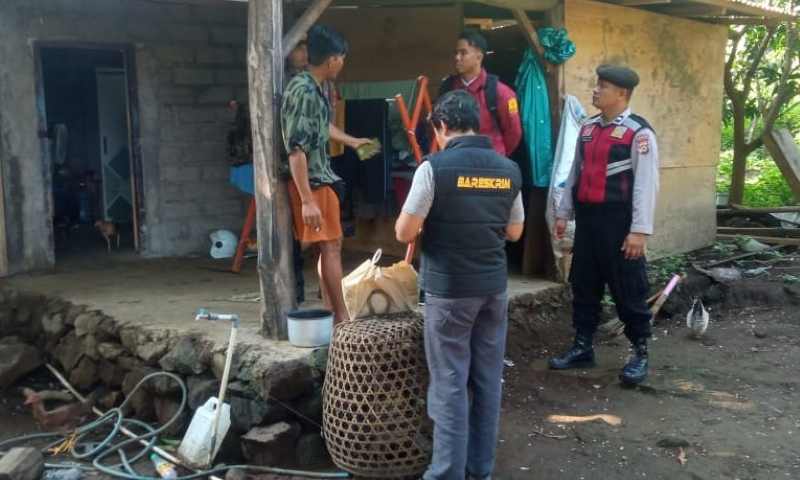REKA ULANG KEJADIAN : Aparat kepolisian saat melakukan olah TKP di rumah korban pencurian yang ada di Banjar Dinas Muntig, Desa Tulamben, Kecamatan Kubu, Senin (24/2/2025). (Foto polsek kubu)