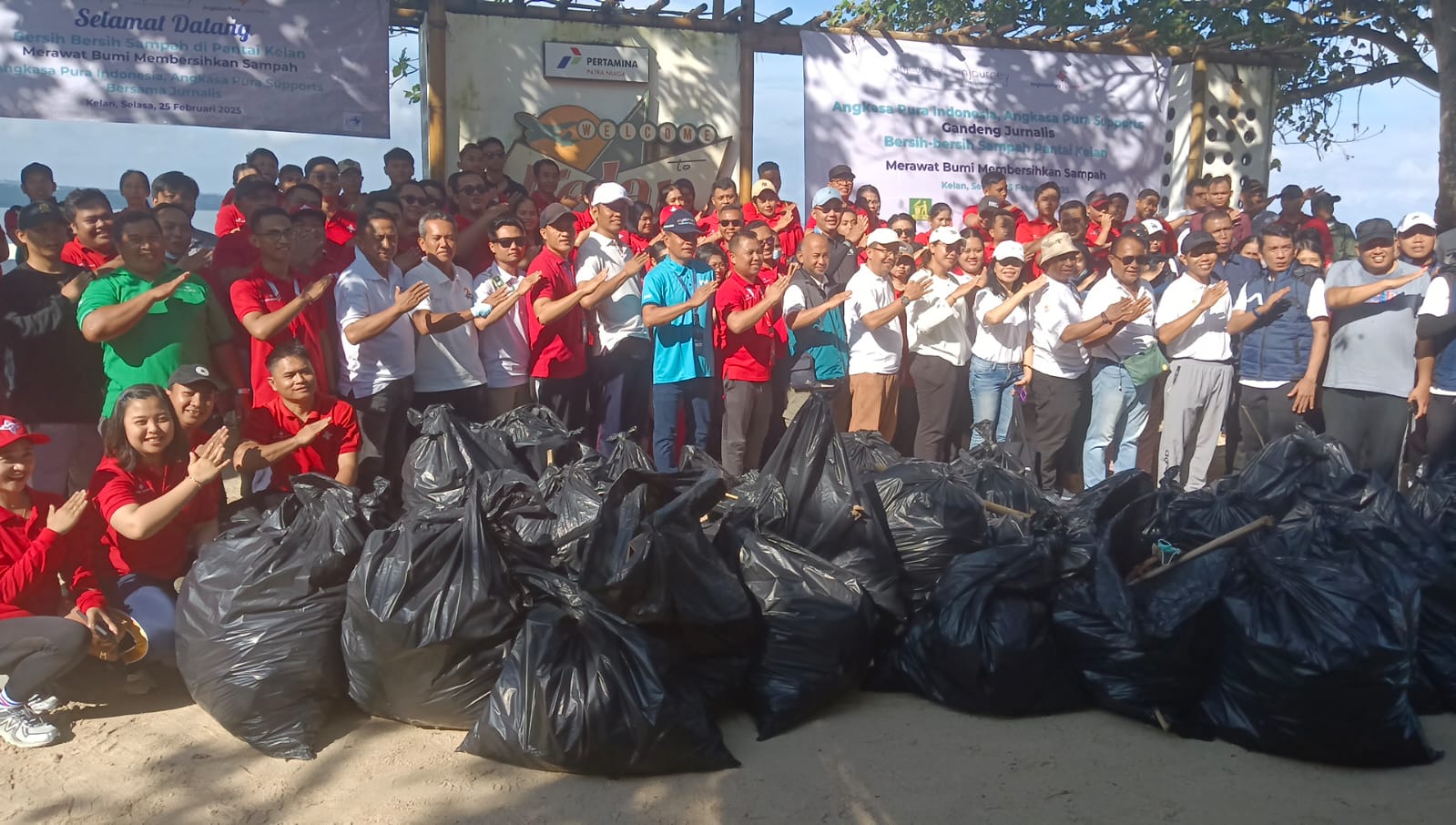 AKSI NYATA: Puluhan kantong palstik sampah yang berhasil dientas dari pantai Kelan oleh APS, Injourney, J2Ps dan warga