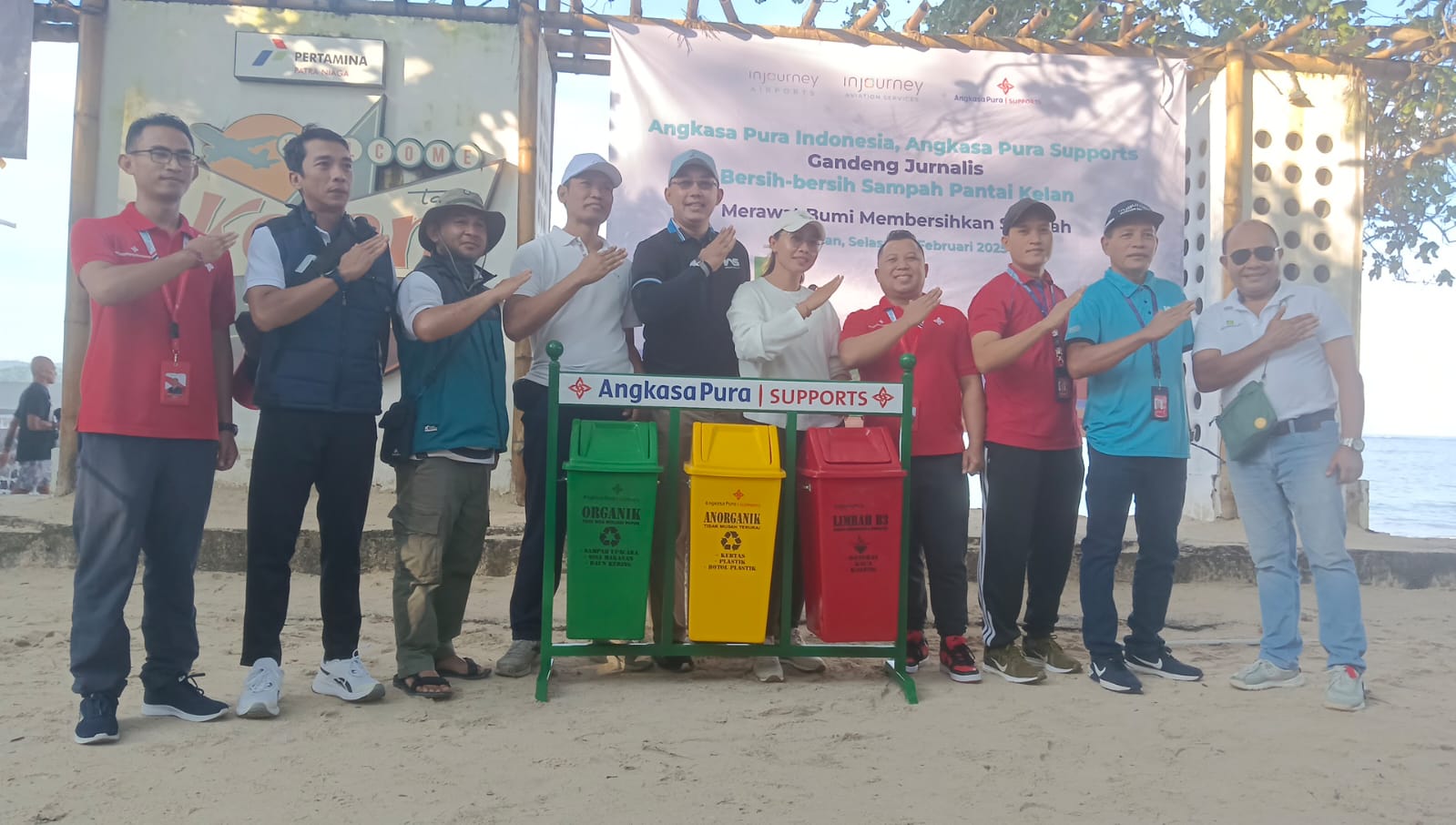 PEMILAHAN SAMPAH: Bantuan tempat sampah dari PT Angkasa Pura Support kepada warga Desa Adat Kelan