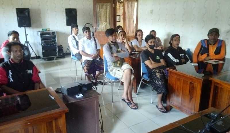 LANGSUNG GELAR TRACING: Puluhan keluarga dan kerabat I Kadek Sugiartama menerima VAR dari Puskesmas Banjar II, Buleleng. (Foto: Dinkes Buleleng untuk Radar Bali)