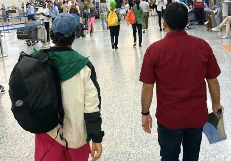 BANDEL, YA PULANGKAN SAJA: Petugas Imigrasi Singaraja mengawal ketat pemulangan BASM, WNA Italia yang melanggar aturan pendakian Gunung Agung. (Foto: Imigrasi Singaraja untuk Radar Bali)