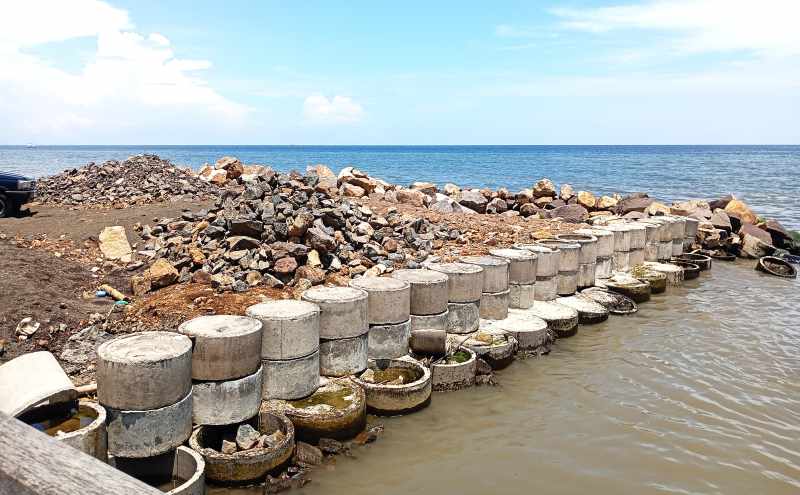 PANTAI PENIMBANGAN: Suasana kawasan Pantai Penimbangan, Buleleng,  yang sudah terpasang material reklamasi. Kini izin proyek harus digeber untuk kelanjutannya.(francelino junior)