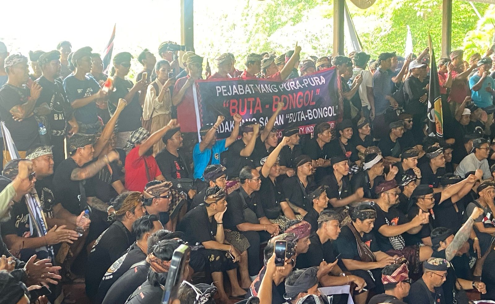 HARUS DK: Ribuan sopir pariwisata di Bali melancarkan aksi menggedor DPRD Bali menuntut penolakan kendaraan plat luar Bali