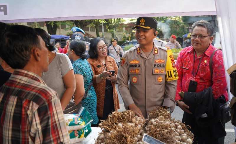 LANGSUNG LUDES : Suasana kegiatan pasar murah yang dilakukan oleh Polres Tabanan di Parkiran transit Pasar Tabanan. (juliadi/radar bali)