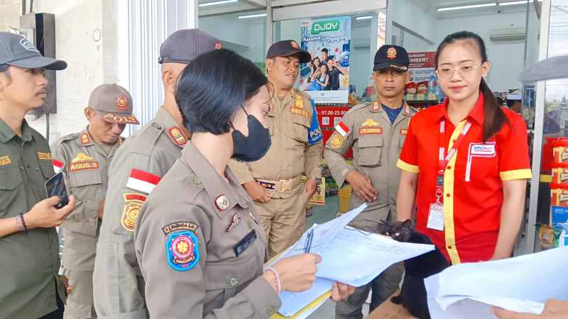 DISIDAK SATPOL PP : Tim Sidak Satpol PP Jembrana ke toko modern untuk mengecek izin. (m.basir/radar bali)