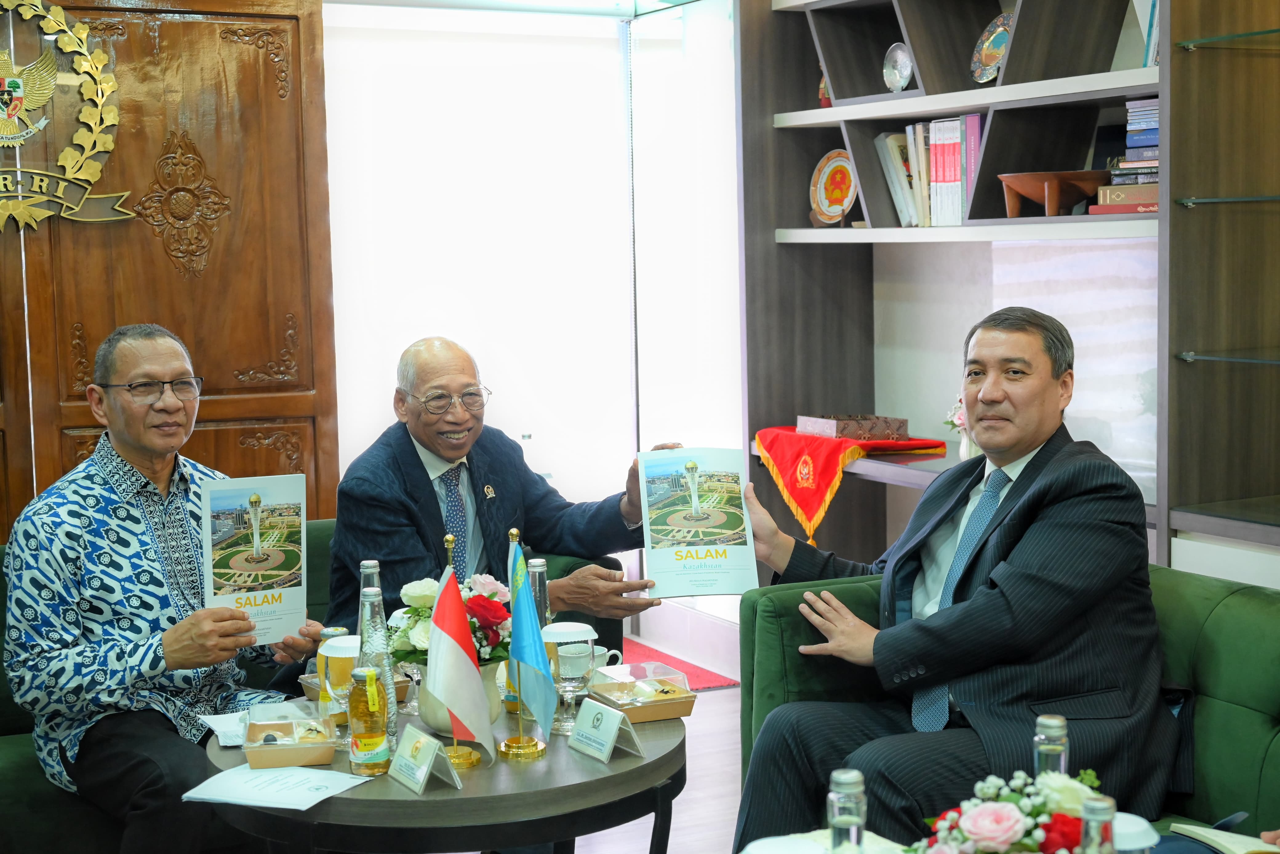 POTENSI DAERAH: Anggota Komisi III DPR RI Wayan Sudirta (tengah) dan anggota Komisi VIII M Husni saat bertemua Dubes Kazakshtan H.E. Serzhan Abdykarimov  di Senayan, 24 Februari 2025