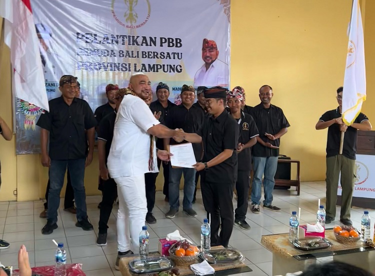 PEMUDA BALI:  Ketua Dewan Pembina Pemuda Bali Bersatu ( PBB) Made Muliawan Arya yang akrab disapa De Gadjah melantik kepengurusan di Provinsi Lampung pada Selasa (25/2/2025).