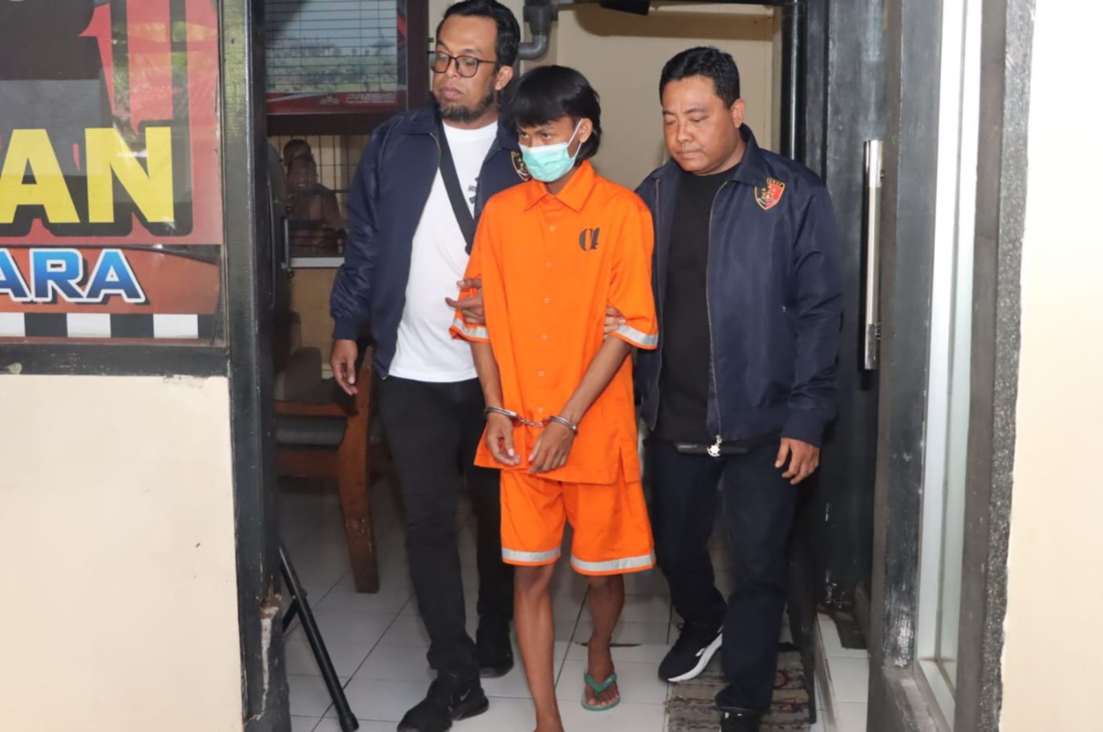 DIKELER: RW, seorang diantara 2 pelaku perkosaan pada anak dibawah umur ditangkap dan diamankan Polresta Denpasar