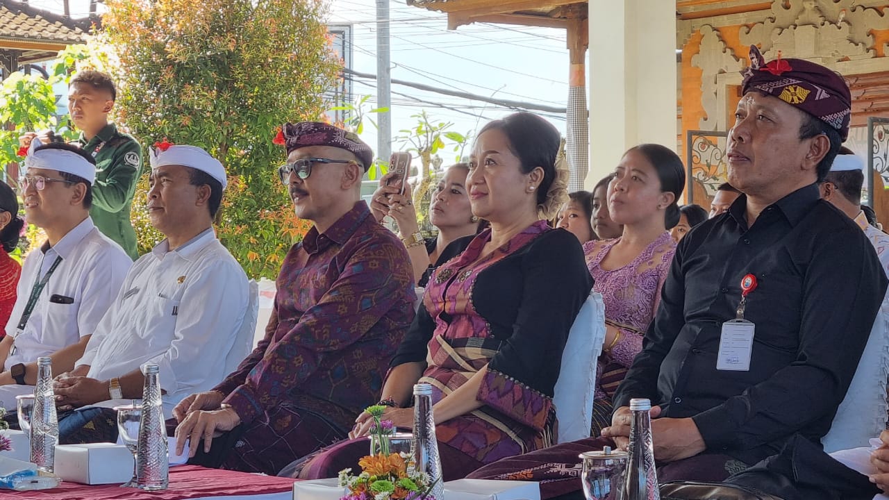 WADAHI ANAK BANGLI: Wakil Bupati Bangli I Wayan Diar didampingi Ketua GOW Kabupaten Bangli Ny. Suciati Diar di Wantilan Puri Agung Bangli pada Kamis (27/2/2025). (Kominfo Bangli for Radar Bali)