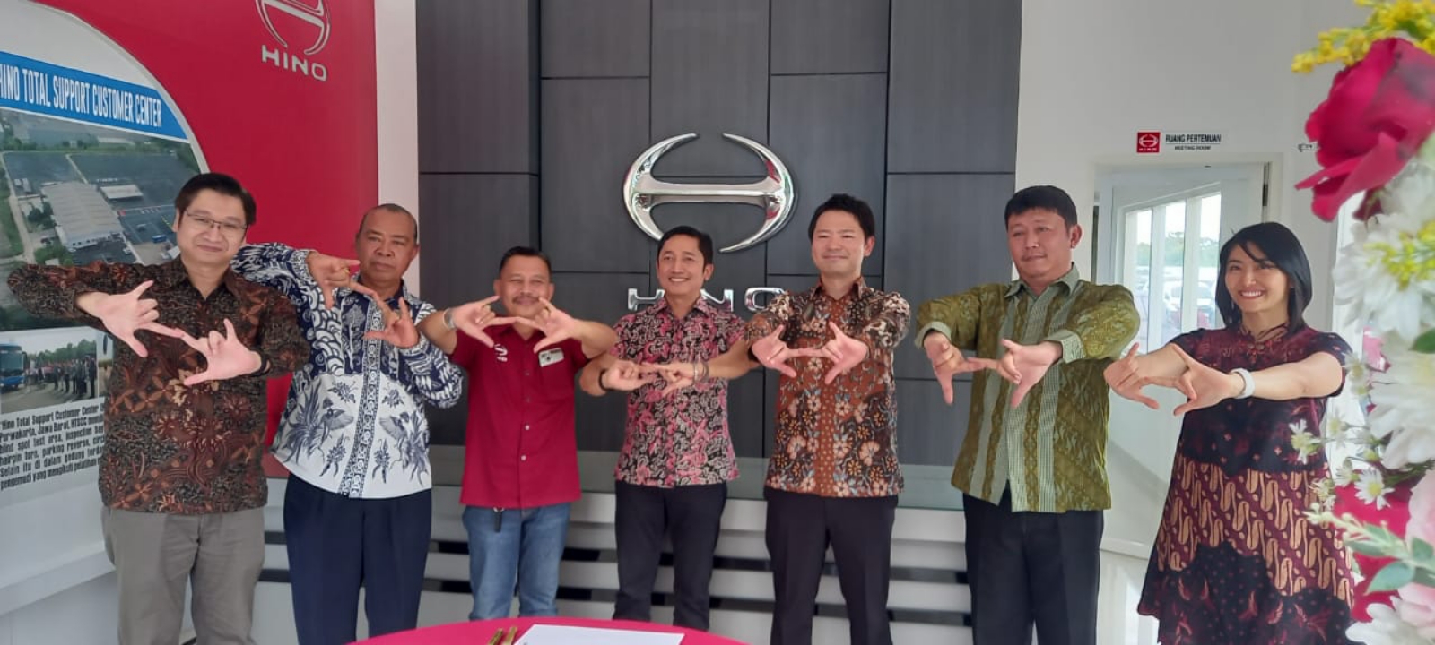 MARKET LEADER TRUK MEDIUM DUTY: Suasana Grand Opening PT Cahaya Surya Bali Indah-Singaraja di Jalan Seririt, Singaraja, Jumat (28/2/2025). (Djoko Heru Setiyawan/Radar Bali)
