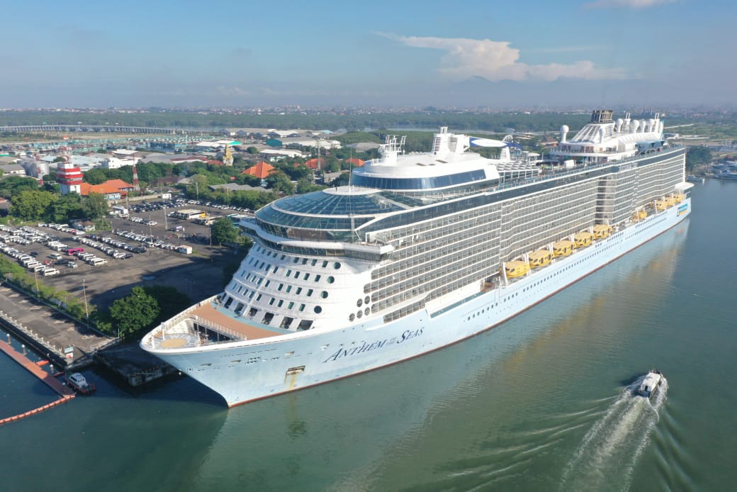 BESAR DAN MEWAH: Kapal Pesiar Terbesar di Dunia Anthem Of The Seas saat sandar di Pelabuhan Benoa.