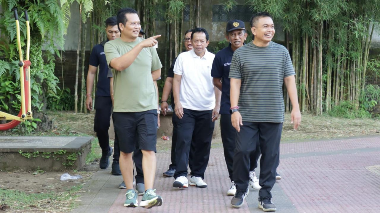 CFD: Bupati Jembrana I Made Kembang Hartawan dan Wakil Bupati Jembrana I Gede Ngurah Patriana Krisna, didampingi Sekretaris Daerah dan kepala OPD saat CFD Minggu (2/3/2025)