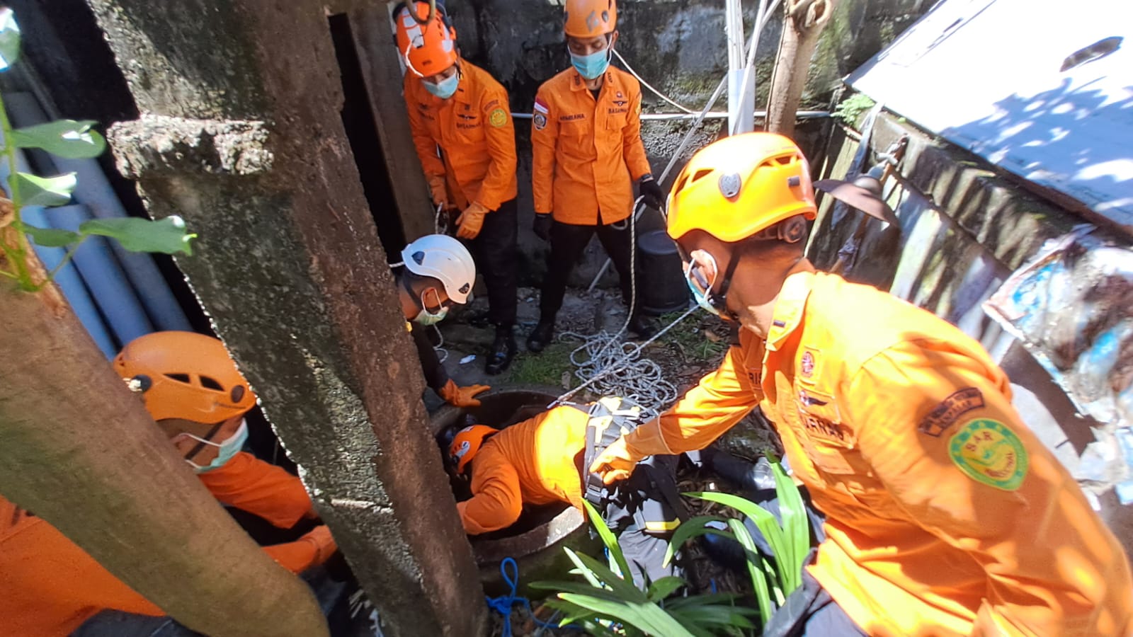 NAHAS: Petugas BPBD evakuasi I Nyoman Suparta, 60, tewas setelah jatuh ke sumur sedalam 4 meter