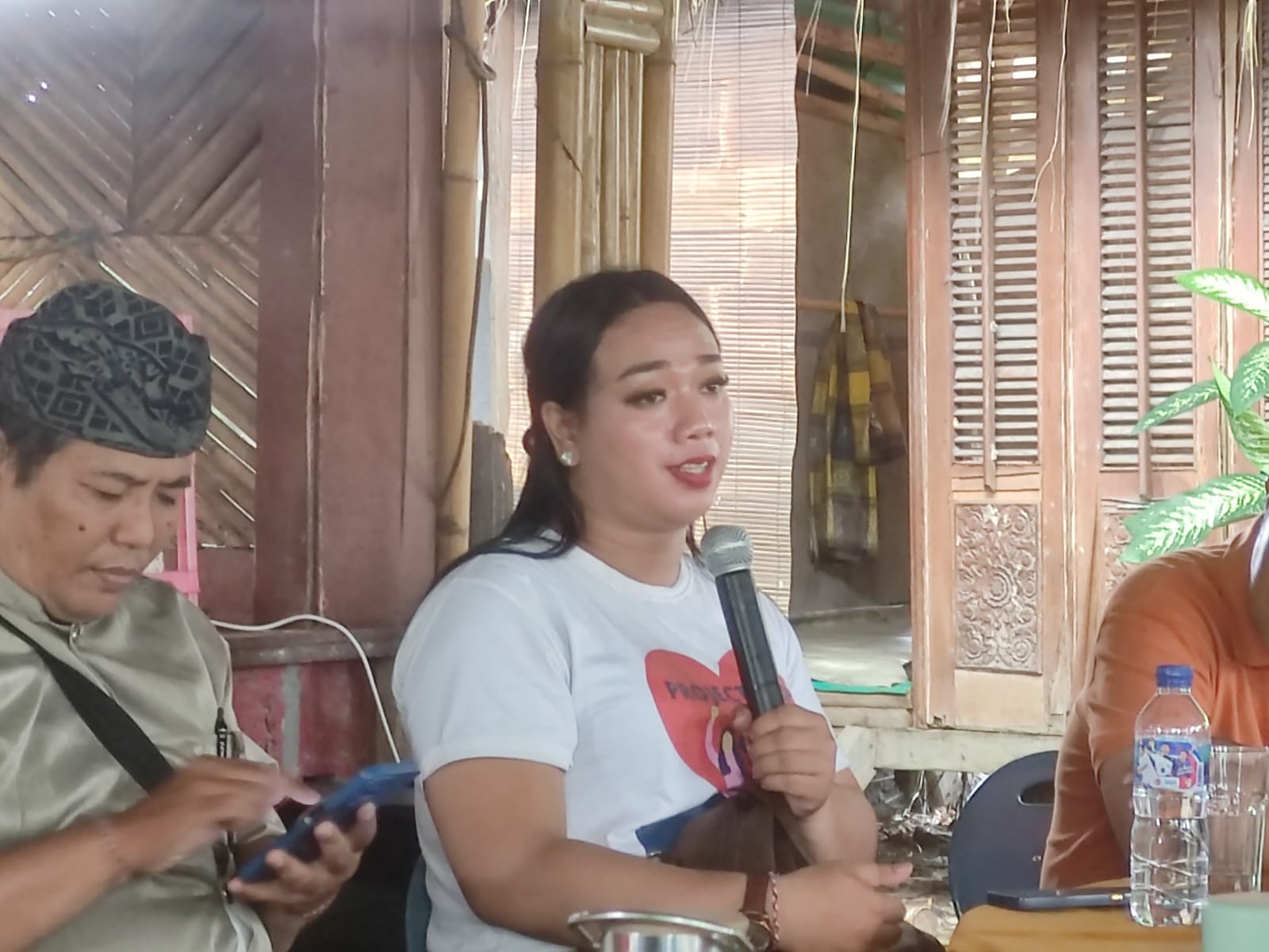 PAPARKAN REALITA: Melati, staf Yayasan Kesehatan Bali saat memaparkan temuan dan laporan tentang penyintas HIV