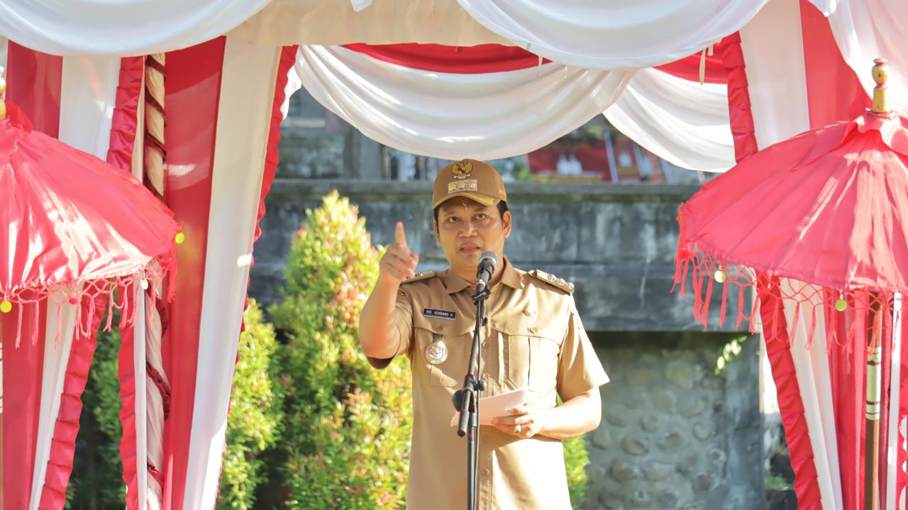 PIMPIN APEL: Bupati Jembrana I Made Kembang Hartawan, saat memimpin apel rutin di Taman Pecangakan, depan Kantor Bupati Jembrana, Senin (3/3/2025). (Humas Pemkab Jembrana)