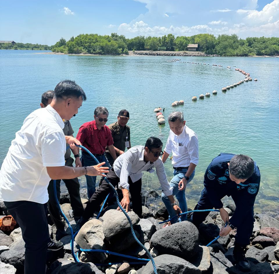 BERTAHAP: Tim BTID melepas pelampung setelah mendapatkan jaminan dari Satpol PP Bali dan PSDKP-KKP, Senin (3/3/2025). (BTID for Radar Bali)