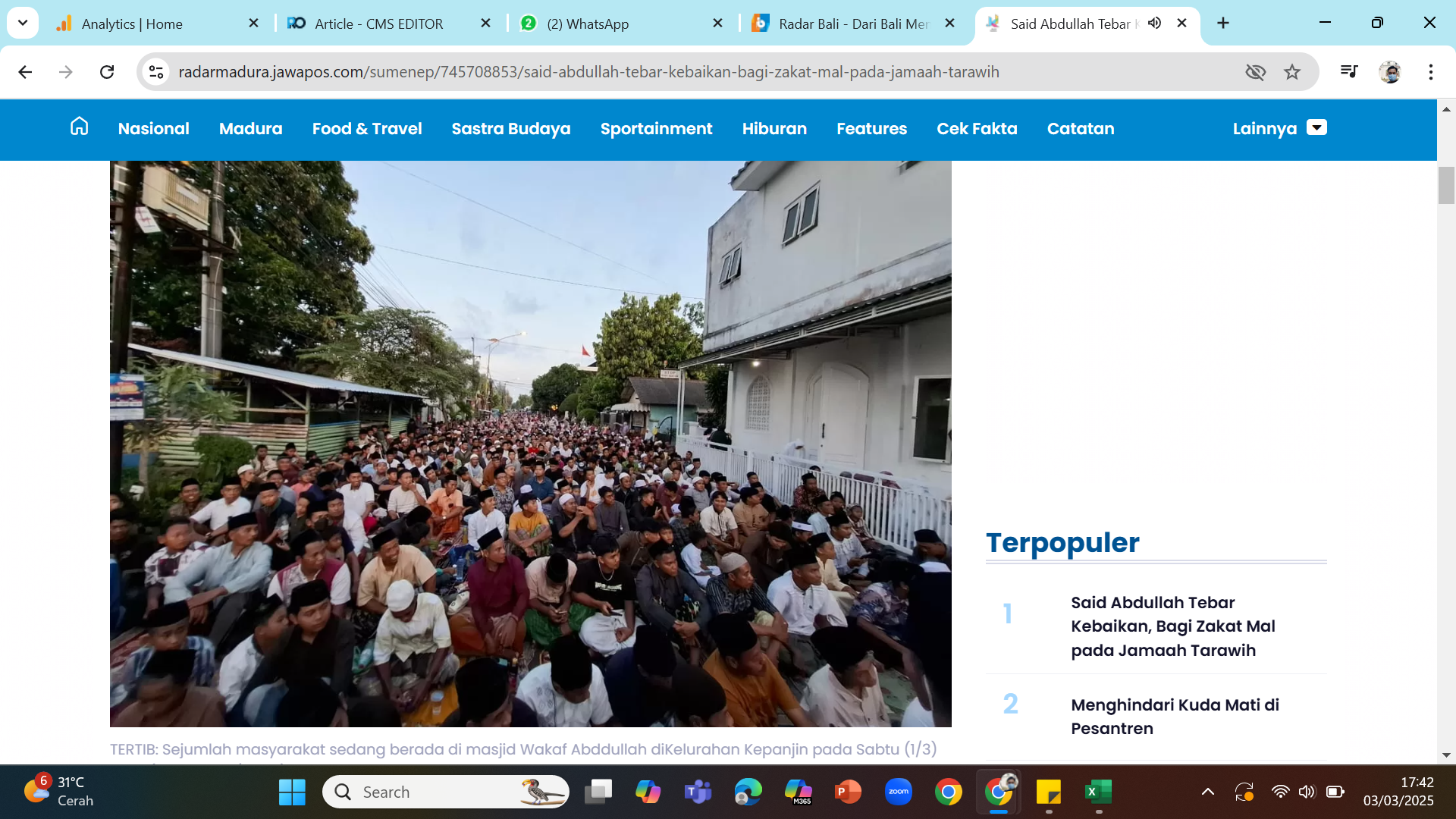 ANTRE ZAKAT - Ribuan warga mengantre zakat di Masjid Wakaf Abdullah di Sumenep, Madura, Jatim.