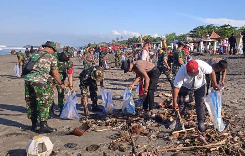 BERSIH-BERSIH : Pelaksanaan aksi peduli sampah yang dilakukan di Pantai Yeh Gangga, Tabanan. (juliadi/radar bali)