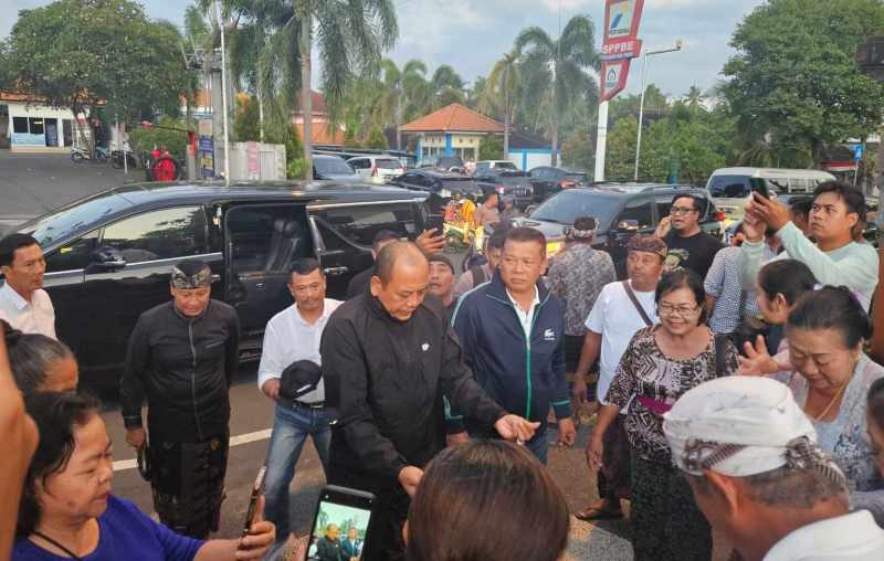 DISAMBUT USAI RETRET: Bupati dan Wakil Bupati Karangasem Gus Par-Pandu saat tiba di Jro Subagan, usai menjalani program retret di Akmil Magelang selama sepekan. (Foto zulfika Rahman/radar bali)