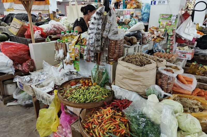 NAIK SAAT RAMADAN : Aktivitas pedagang di Pasar Umum Negara. (m.basir/radar bali)