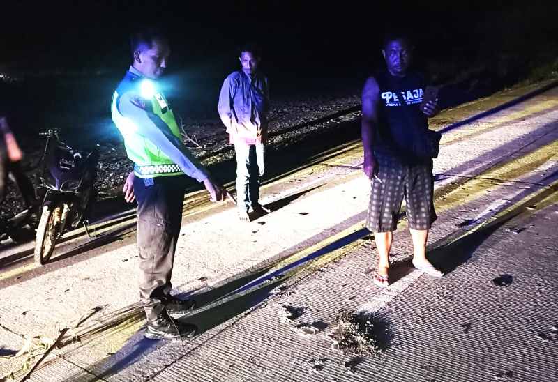 DI SINI KEJADIANNYA : Polisi di lokasi tempat peristiwa berlangsung, seusai kejadian. (Foto: Humas Polres Klungkung)