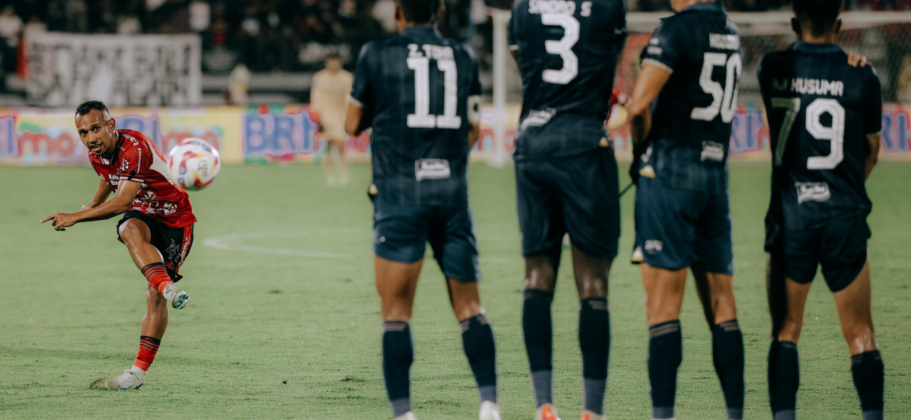 JAGA ASA  JUARA - Pertandingan Bali United vs Persita Tangerang di pekan ke-25 Liga 1 2024/2025.