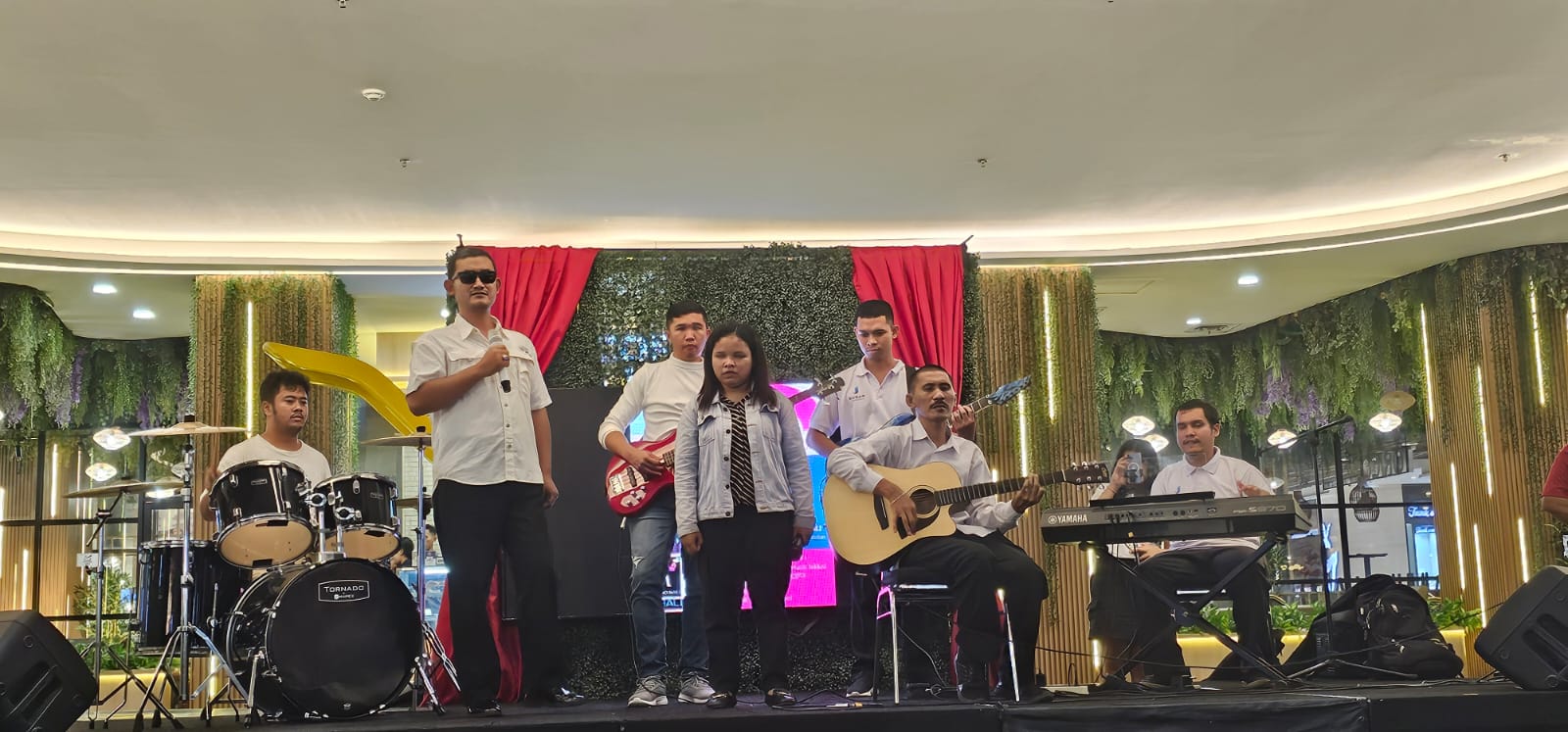PENGAJAR MUSIK: Dede Satria  and Band saat tampil di sebuah acara di Trans Studio Mall