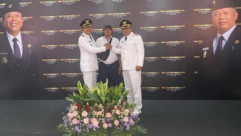 LUNASI JANJI : Jro Mangku Rata saat tiba di gedung DPRD Karangasem dan berfoto dengan bupati dan wakil bupati karangasem, Gus Par-Pandu saat acara sertijab. (Foto Zulfika Rahman)