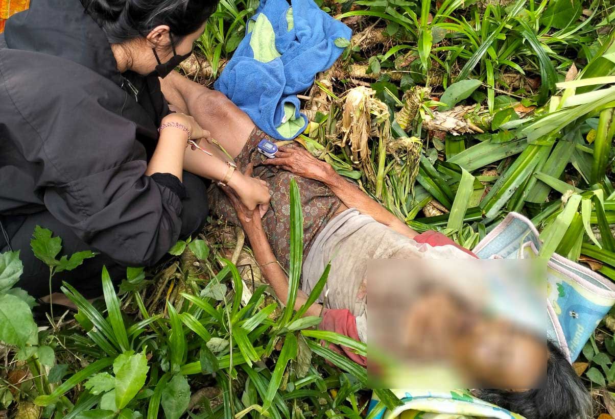 LEMAS : Kondisi nenek uzur I Nyoman Jembor yang hilang selama 10 saat ditemukan keluarganya. (Foto Humas Polsek Kediri For Radar Bali)