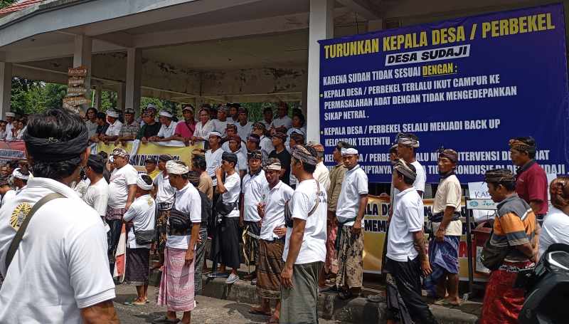 GERUDUK KANTOR : Krama Desa Adat Sudaji menggeruduk Kantor Perbekel Desa Sudaji untuk menuntut perbekelnya mundur karena mengintervensi desa adat. (francelino junior/radar bali)