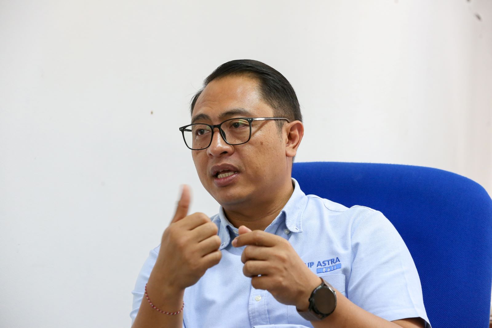 JADI PILIHAN: Kepala Cabang Astra Credit Company Denpasar dan Renon Bali I Gede Ari Wiadnyana memberikan penjelasan kepada awak media di Bali, Kamis (5/3/2025).