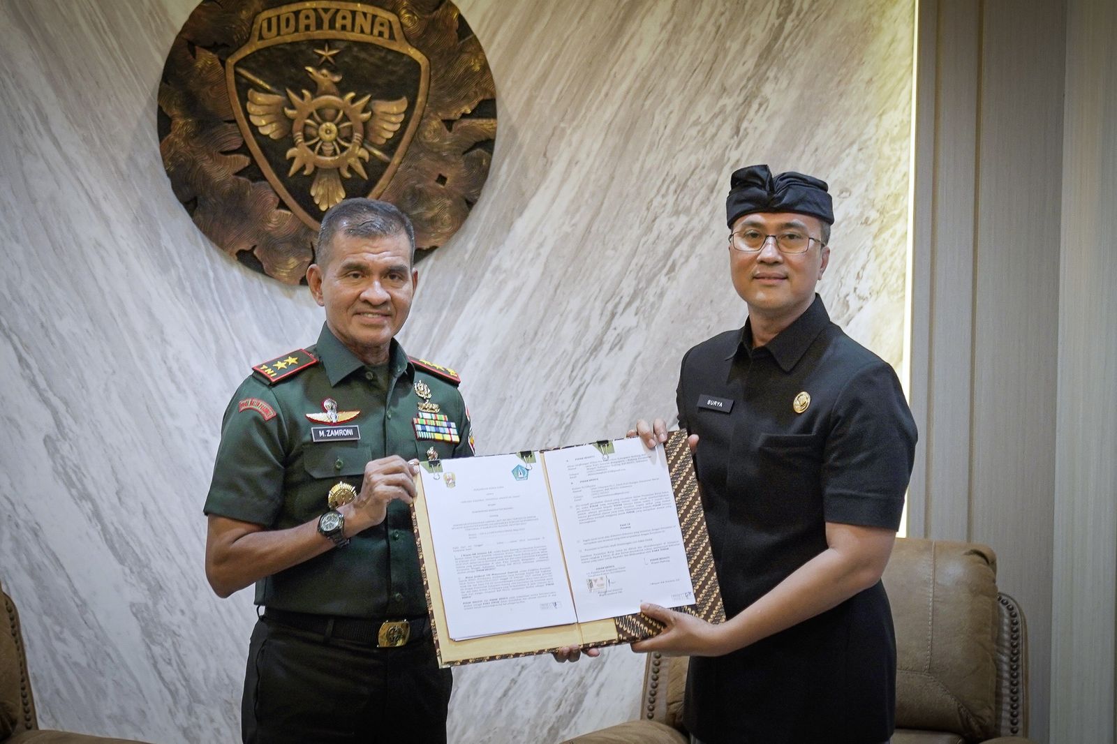MOU: Sekda Badung IB. Surya Suamba (kanan) usai menandatangani Perjanjian Kerja Sama dengan Pangdam IX/Udayana Mayjen TNI Muhammad Zamroni di Markas Kodam IX/Udayana, Kamis (6/3).