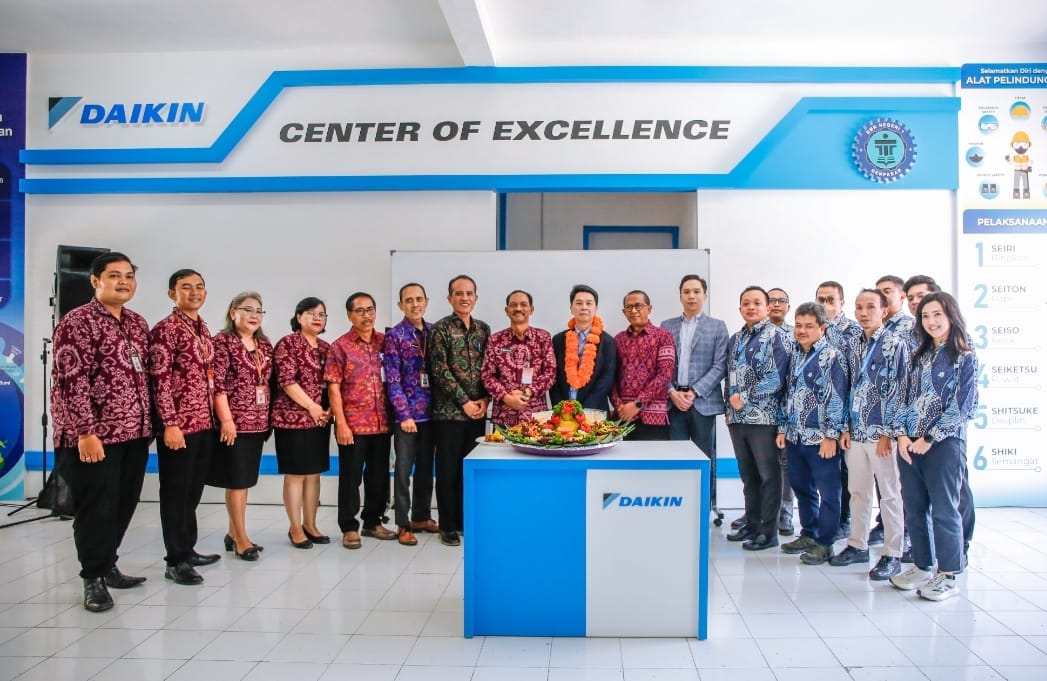 PUSAT UNGGULAN: Peresmian DAIKIN Center of Excellence di SMKN 1 Denpasar, pada Jumat (7/3/2025). (Marsellus Pampur/Radar Bali)
