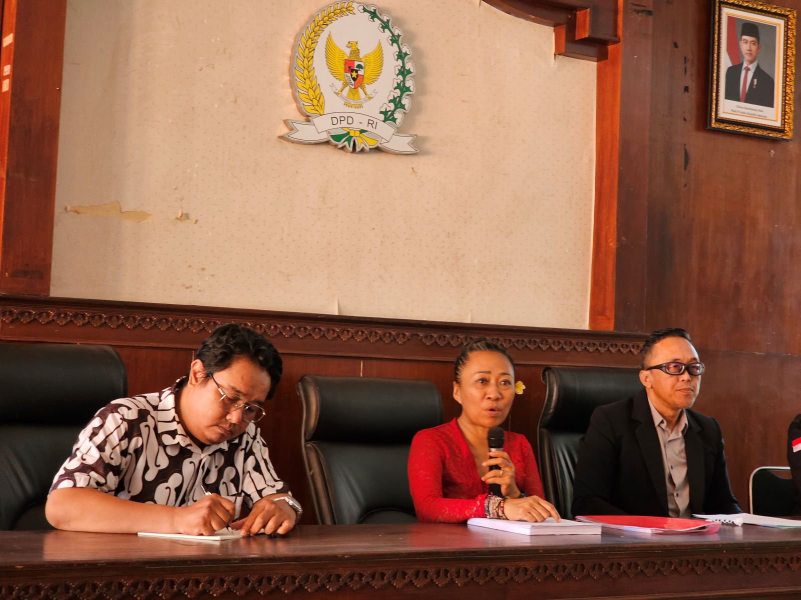 KLARIFIKASI: Anggota DPD RI Ni Luh Putu Ary Pertami Djelantik (tengah) dan tim lawyer saat menyampaikan klarifikasi kasus "lebian munyi" oleh Togar