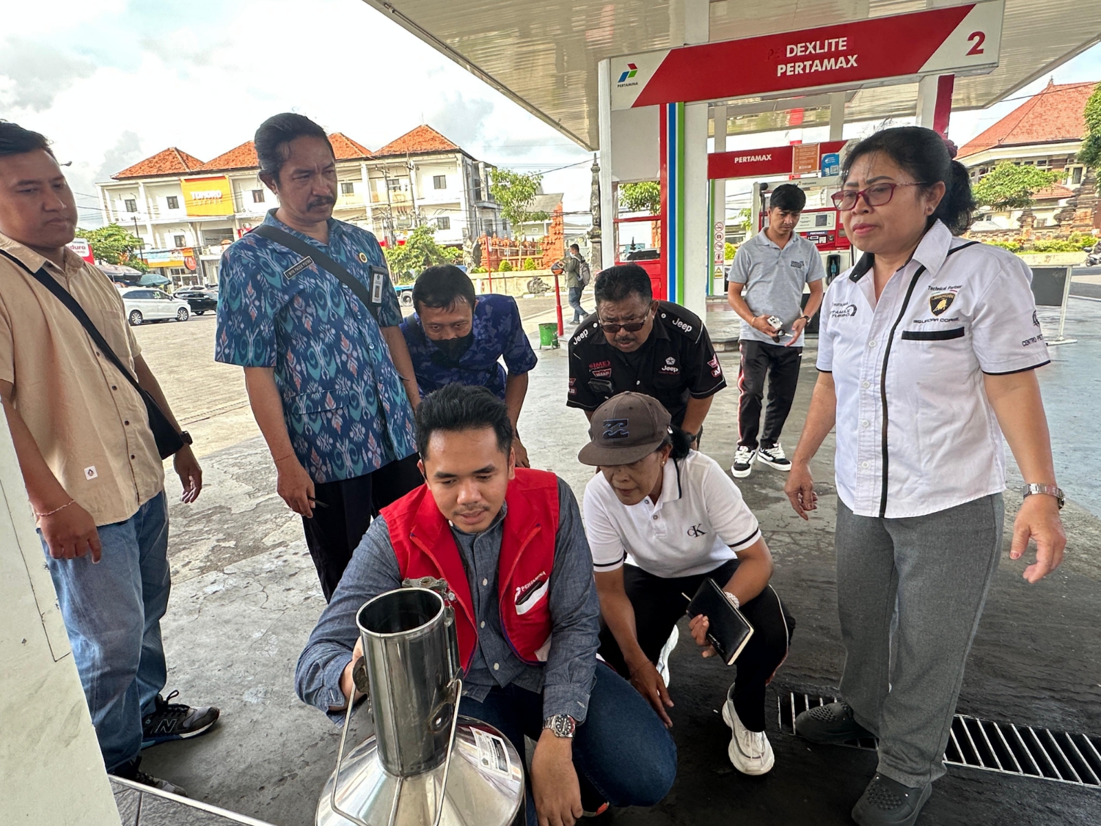 PASTIKAN STOK: Pengecekan dan monitoring ketersediaan stok BBM di SPBU jalan Cokroaminoto, Sempidi, Jumat (7/3/2025). (Pertamina for Radar Bali)