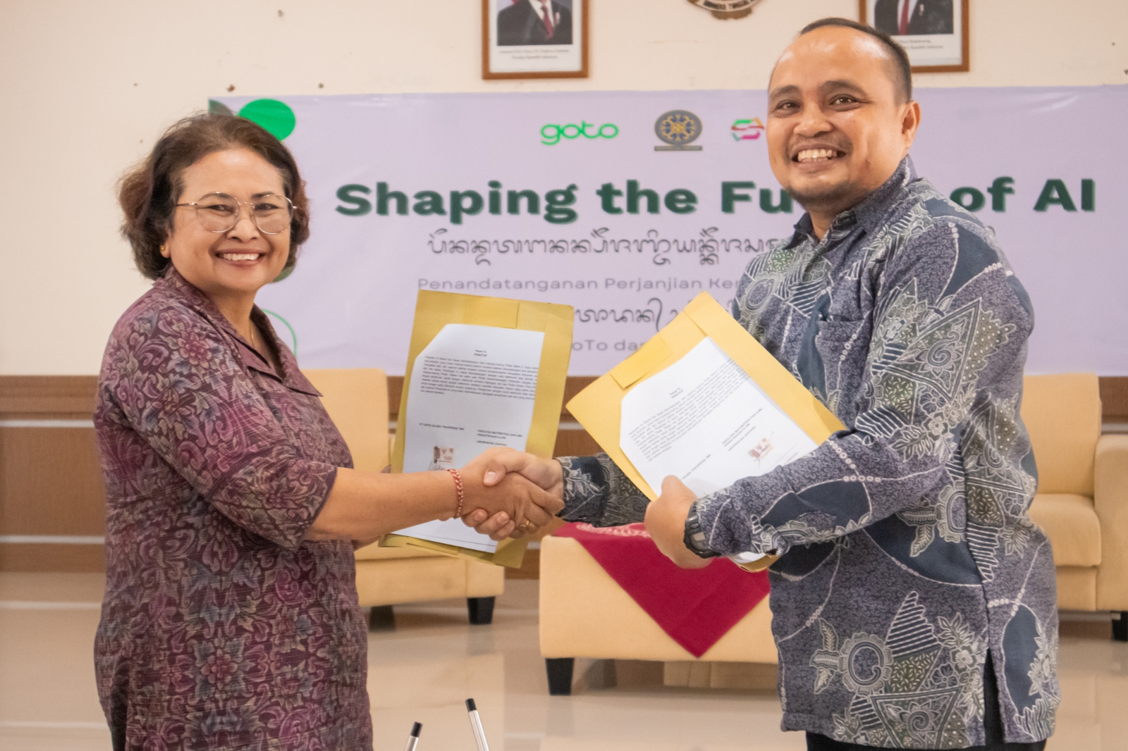 KOLABORASI: Dekan FMIPA Universitas Udayana Prof. Dra. Ni Luh Watiniasih, M.Sc.,Ph.D dan Head of Public Policy and Government Relations Indo-Region GoTo, Mohammad Khomeiny  (7/3/2025). (GoTo)