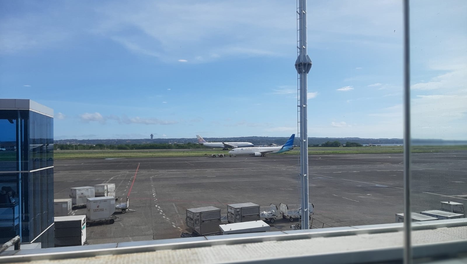 HEBOH: Suasana saat pesawat sudah di landasan pacu (runway) I Gusti Ngurai Rai Bali