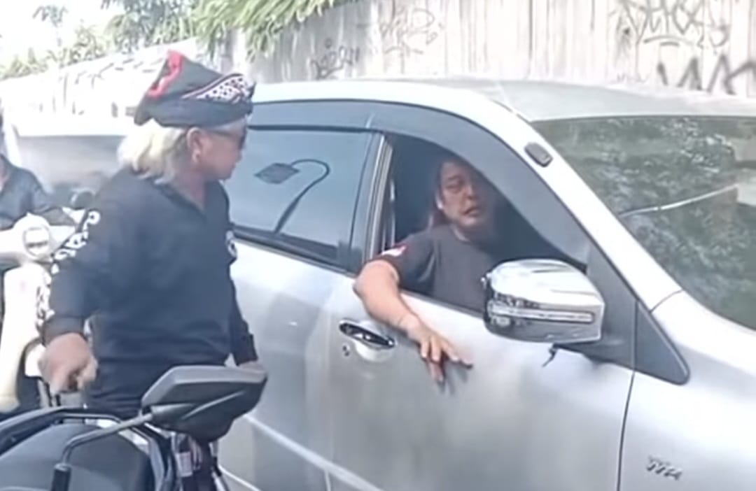 CEKCOK: Seorang pecalang terlibat adu mulut dengan oknum sopir yang memicu kemacetan parah krodit di kawasan Kuta Utara Badung Bali.