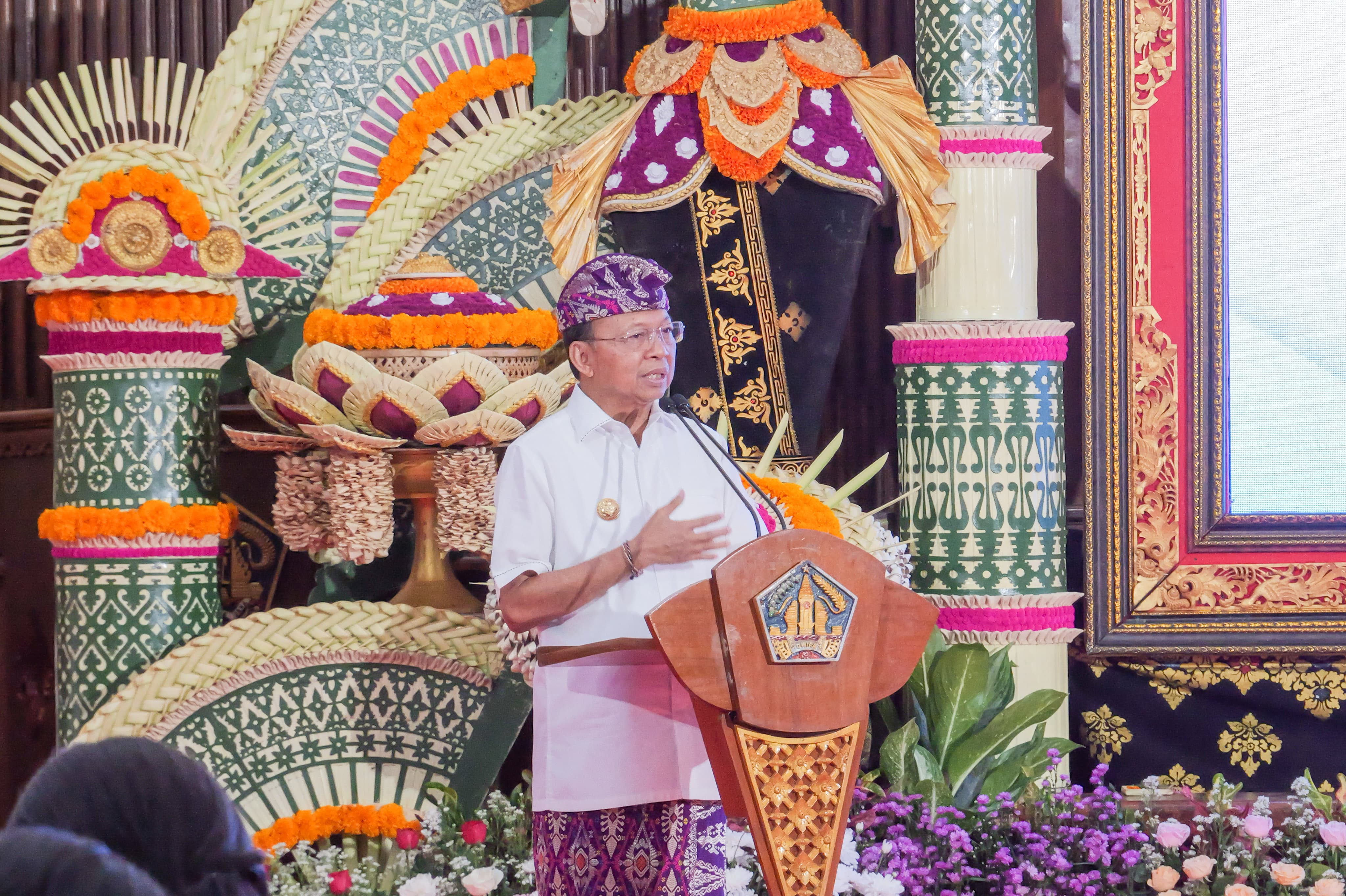 JAGA CITRA DAN MUTU: Gubernur Bali Wayan Koster tegas perkuat regulasi lestarikan kain Endek Tenun di Pasar Galiran Klungkung sebagai sentra produksi.