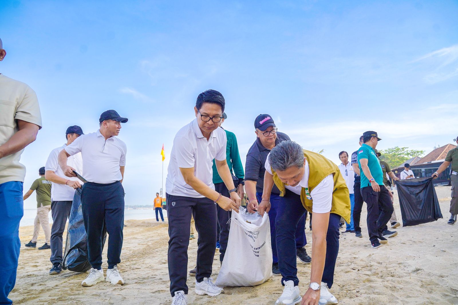 Bupati Wayan Adi Arnawa ikut dalam gelar pasukan aksi bersih-bersih pantai di kawasan Pantai Kedonganan, serangkaian HUT Satpol PP dan Satlinmas Tingkat Provinsi Bali dan Kabupaten Badung, Sabtu (8/3)