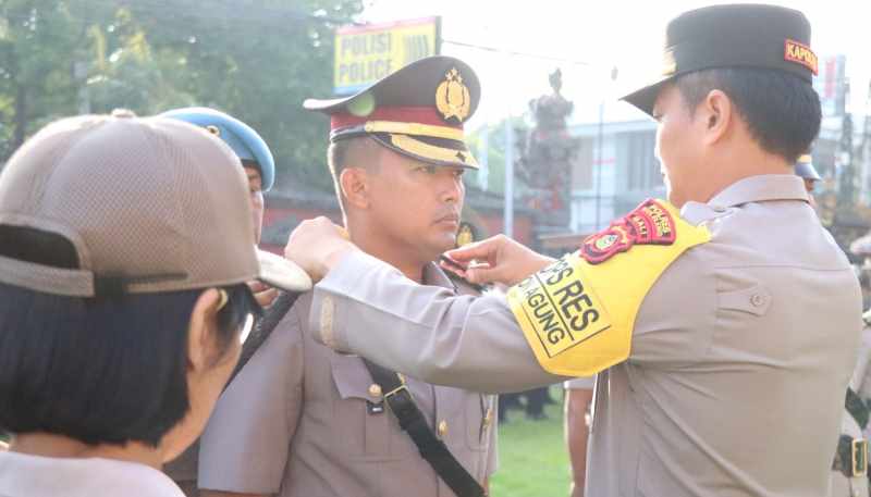 SERAH TERIMA: Acara serah terima jabatan pejabat polisi di Polres Buleleng. Tercatat ada delapan pejabat yang bergeser. (Foto: Polres Buleleng untuk Radar Bali)