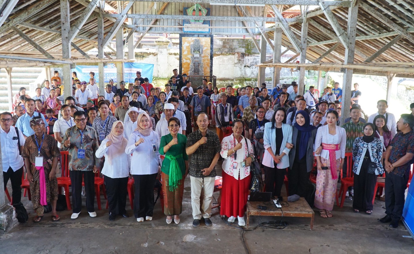 SENTUH DESA: Anggota Komisi IX DPR RI Tutik Kusuma Wardhani (busana hijau) saat sosialisasi MBG di Balai Desa Adat Peladung, Karangasem