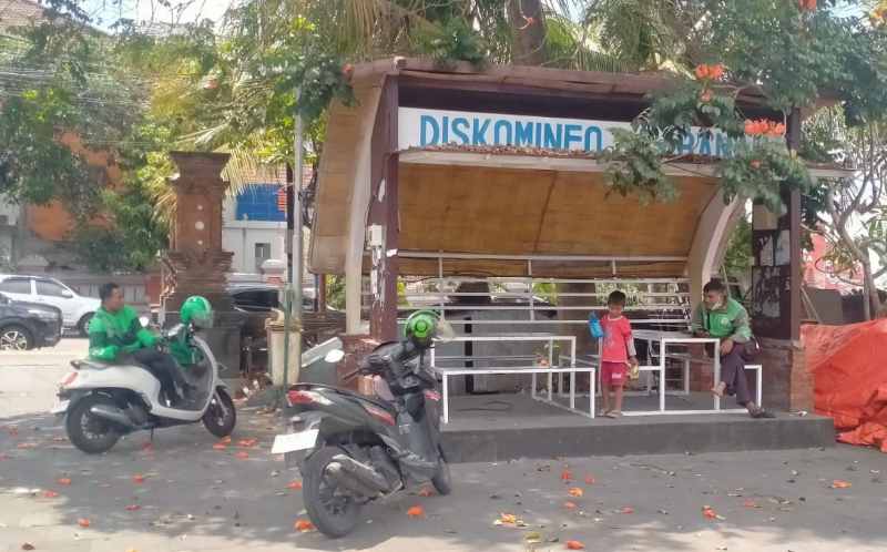 MENJANGKAU SEJUMLAH AREA PUBLIK :: Wifi gratis Diskominfo Tabanan di area Gedung Kesenian I Ketut Maria Tabanan.(juliadi/radar bali)