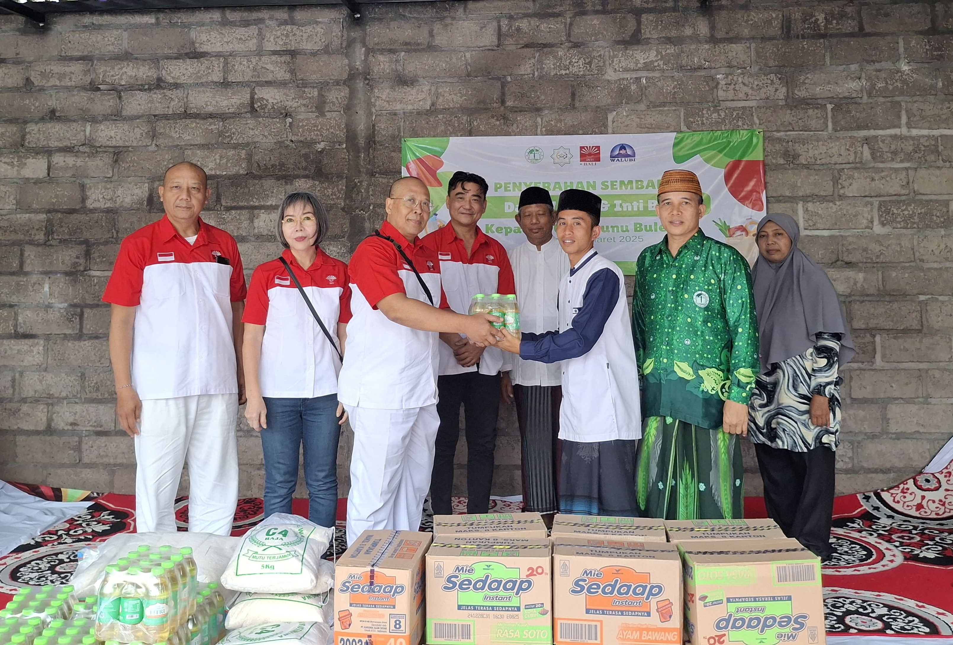 RAMADAN BERKAH: Ketua INTI Buleleng sekaligus mewakili Pengurus INTI Bali Wiharta Harijana serahkan sembako kepada warga didampingi Ketua Pergunu Buleleng H. Lewa Karma (baju hijau).